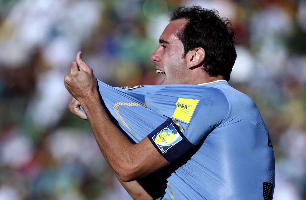 Diego Godín: “El Cacique Medina me llamó varias veces para que vaya a Talleres”