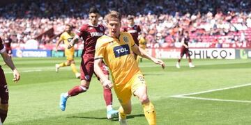 Claudio Riaño tuvo la primera chance clara de los canallas para anotar\u002E (@carcoficial)