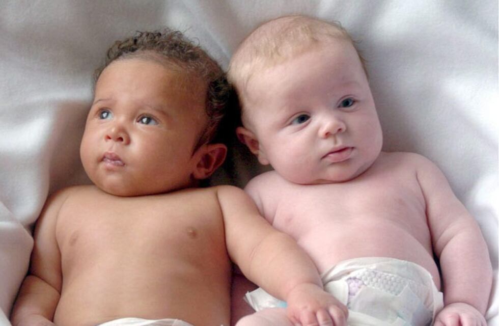 Tuvo gemelos de diferentes padres: uno de su marido y otro de su amante