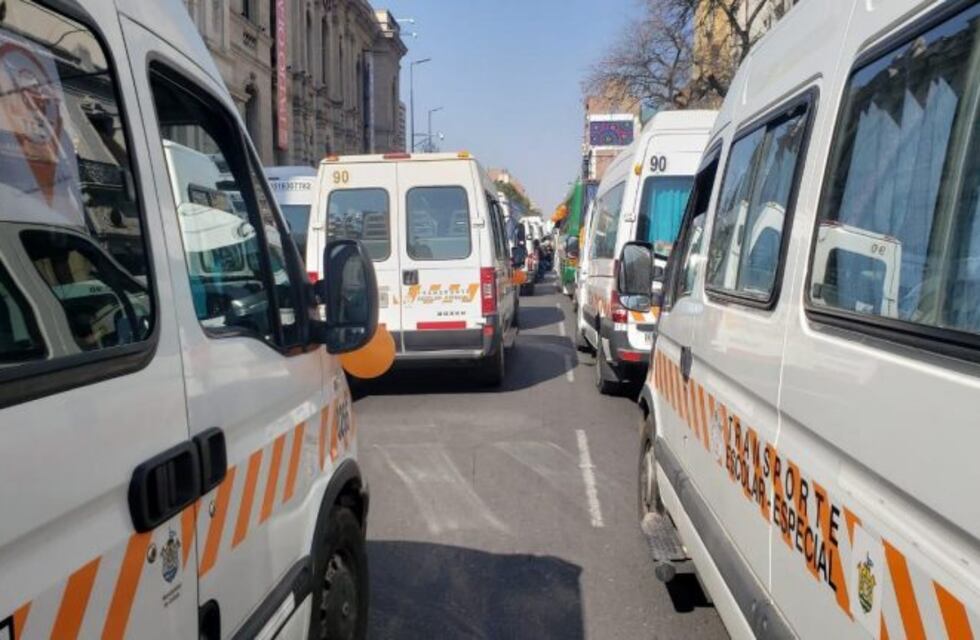 Transportistas escolares vuelven a marchar en Córdoba