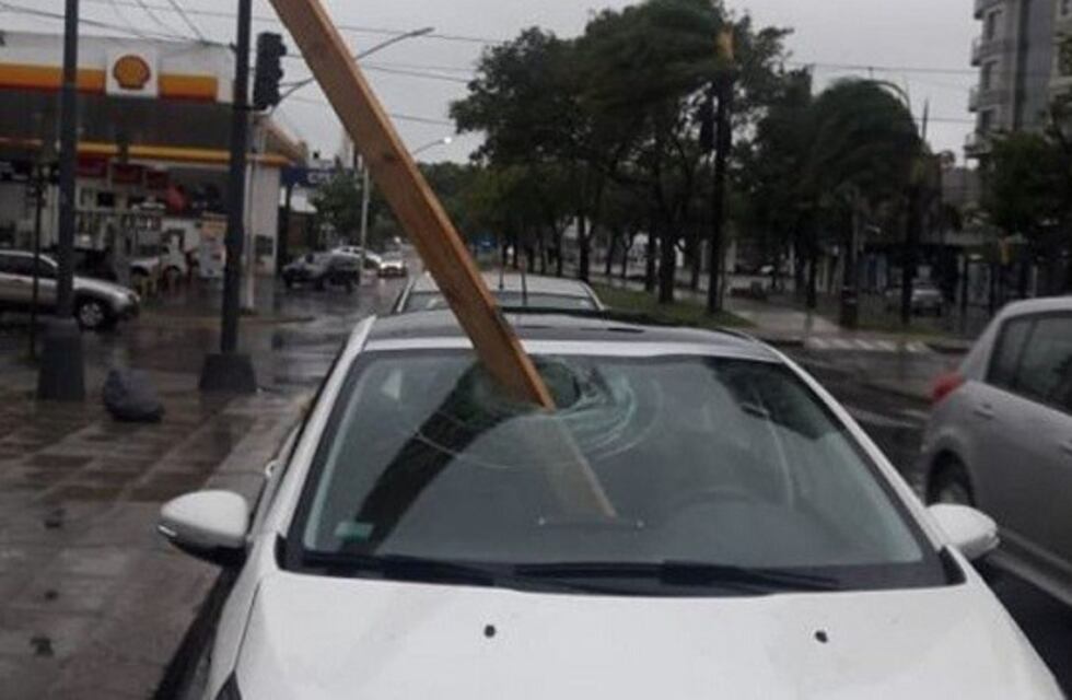 Se salvó de milagro de una viga que se le incrustó en el parabrisas de su auto