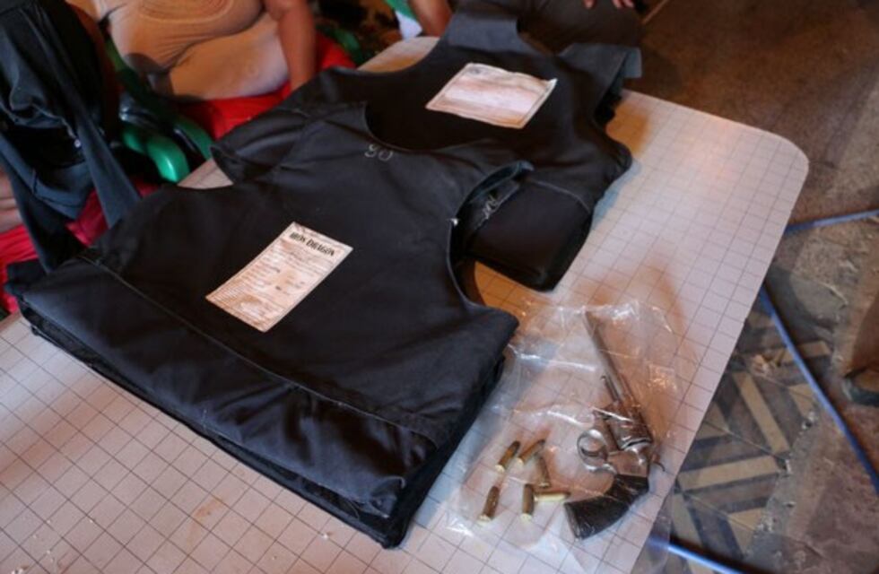 Allanamiento en barrio Las Flores: detuvieron a un hombre y secuestraron un arma y dos chalecos antibalas