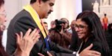 HANDOUT - Elu00a0presidenteu00a0de Venezuela, Nicolu00e1s Maduro, condecora el 16/12/2016 en Caracas a la canciller Delcy Rodru00edguez con la orden Libertadores y Libertadoras de Venezuela. Maduro arremetiu00f3 contra su par argentino Mauricio Macri, a quien llamu00f3