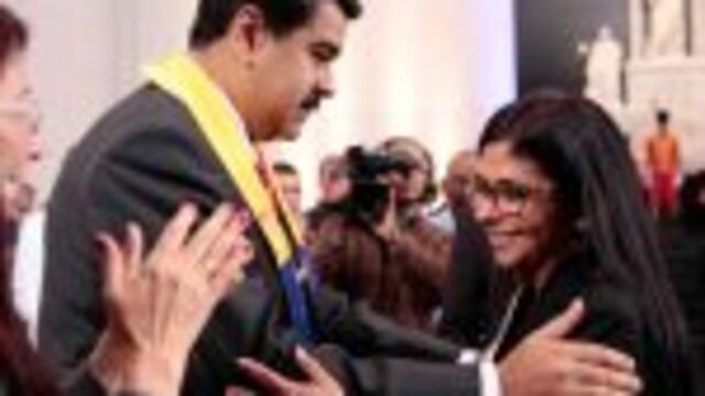 HANDOUT - Elu00a0presidenteu00a0de Venezuela, Nicolu00e1s Maduro, condecora el 16/12/2016 en Caracas a la canciller Delcy Rodru00edguez con la orden Libertadores y Libertadoras de Venezuela. Maduro arremetiu00f3 contra su par argentino Mauricio Macri, a quien llamu00f3