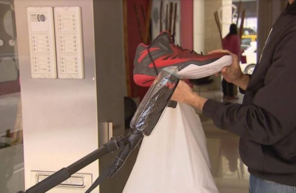 El gesto solidario de Luis Scola: desde Italia, le regaló zapatillas a un adolescente que calza 52 y pedía ayuda