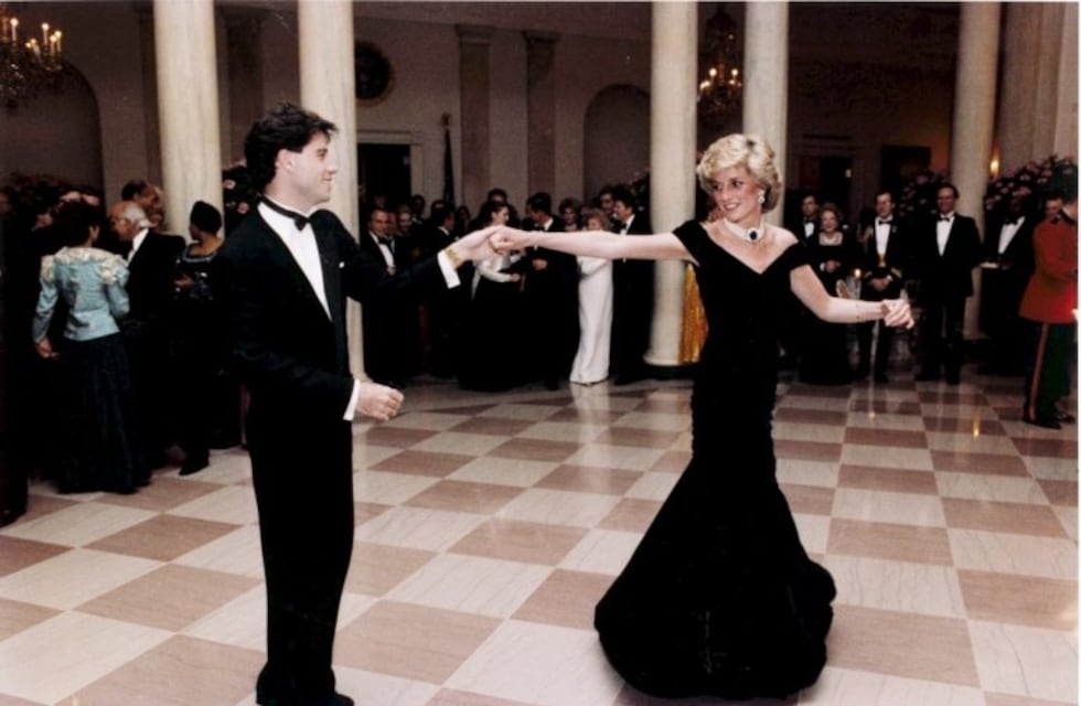 Subastan el famosos vestido que Lady Di usó cuando bailó con John Travolta