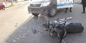 Un motociclista herido tras un choque con un auto