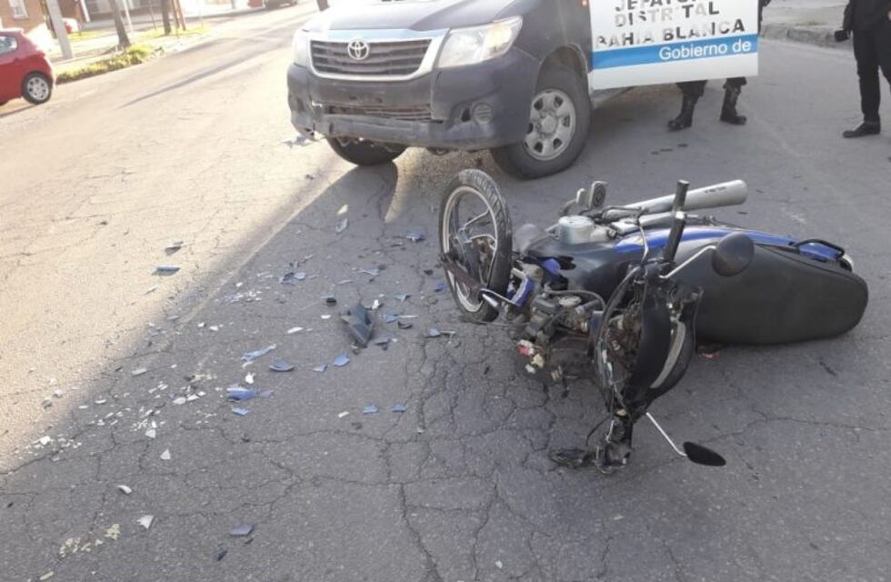 Un motociclista hospitalizado tras chocar contra un auto