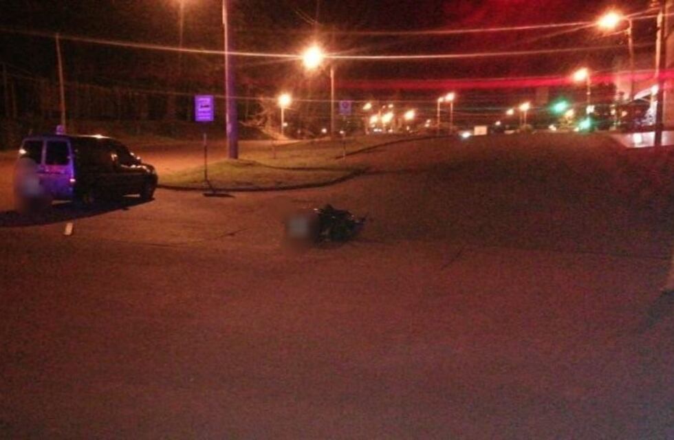 Una joven terminó con lesiones por un choque entre un auto y una moto