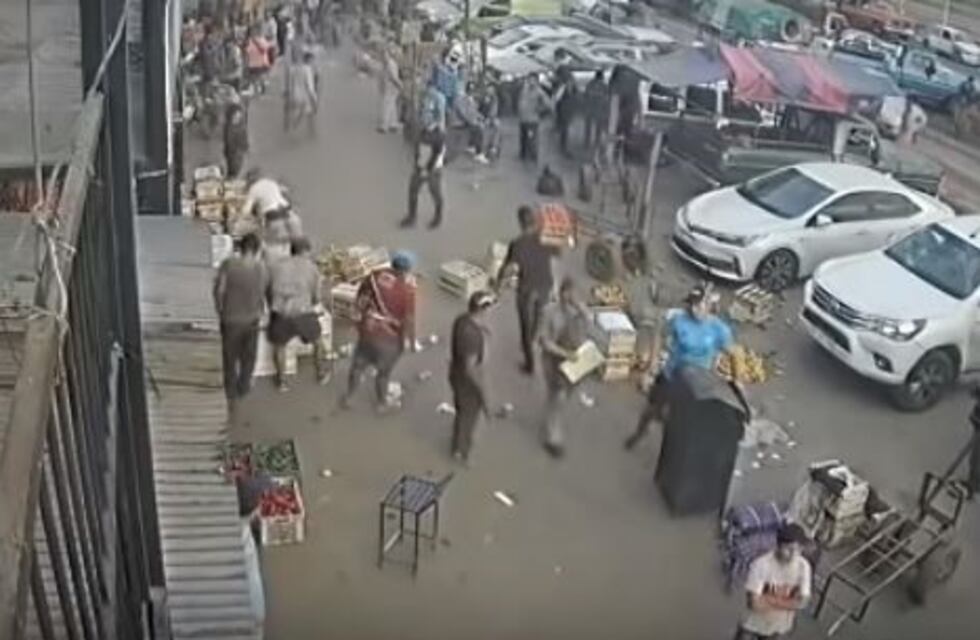 Mercofrut: la exmujer de un puestero le destrozó la camioneta y arrojó verduras por el aire