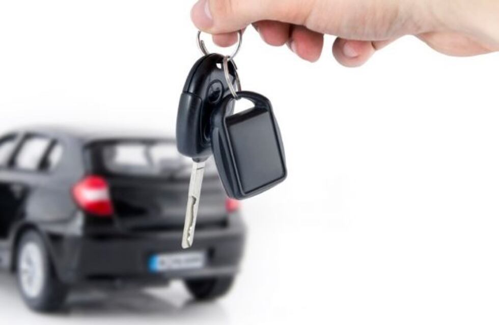 Denuncia a una concesionaria: deberá resarcir a la damnificada y capacitar empleados