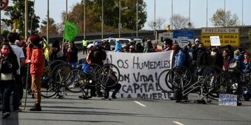Manifestantes cruzaron el puente Rosario - Victoria exigiendo el fin de las quemas
