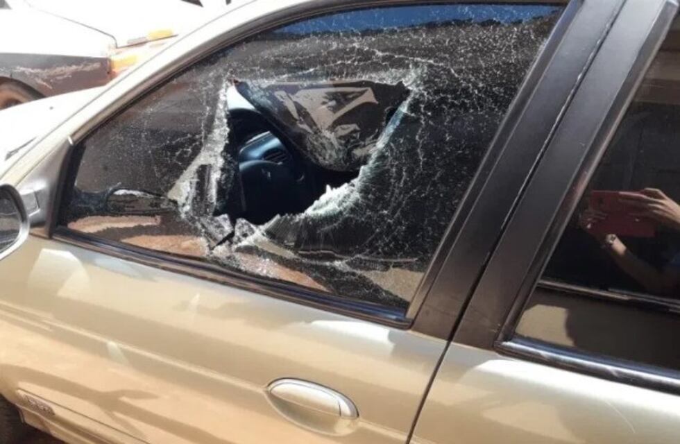 Una motocicleta chocó a un auto sobre calle José ingeniero