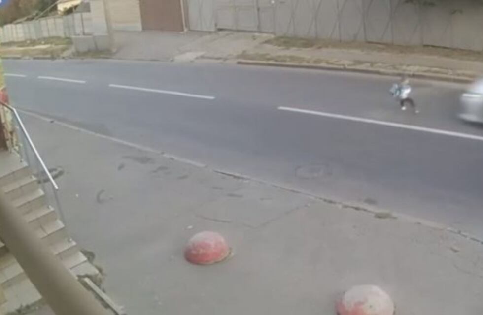 Un niño sobrevivió a tras ser atropellado y volar varios metros al intentar cruzar la calle