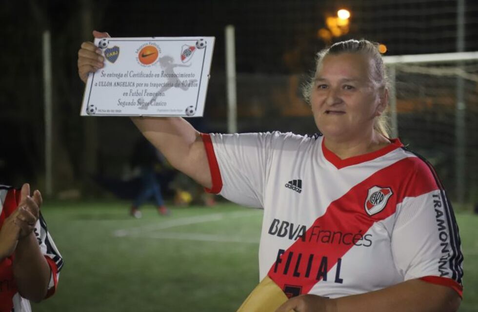La historia de Kelly, la jugadora de fútbol de 58 años