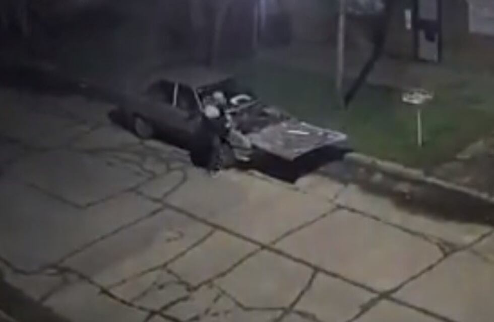 Robó una batería de un auto, quedó filmado y fue detenido