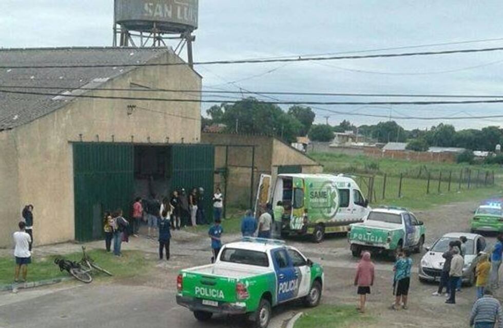 Un menor de 13 años cayó al vacío tras ceder las chapas de un techo y está grave