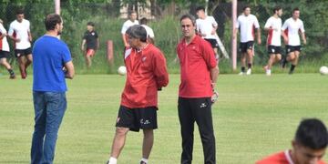 Pablo Álvarez (de rojo, a la derecha), habría mostrado su desacuerdo por la incorporación de un juvenil de Talleres\u002E