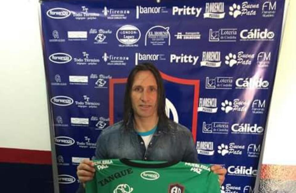 Juanca Olave juega con la camiseta de Las Palmas