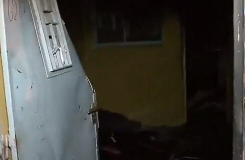 Vecinos rescataron a un abuelo de 91 años de su casa que fue consumida por las llamas