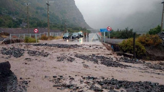 La ruta 60, en la cordillera chilena, quedu00f3 cortada ayer como consecuencia del mal tiempo.