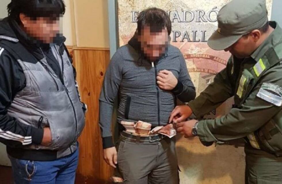 Detuvieron a cuatro personas que traían en la ropa 40 millones de pesos chilenos