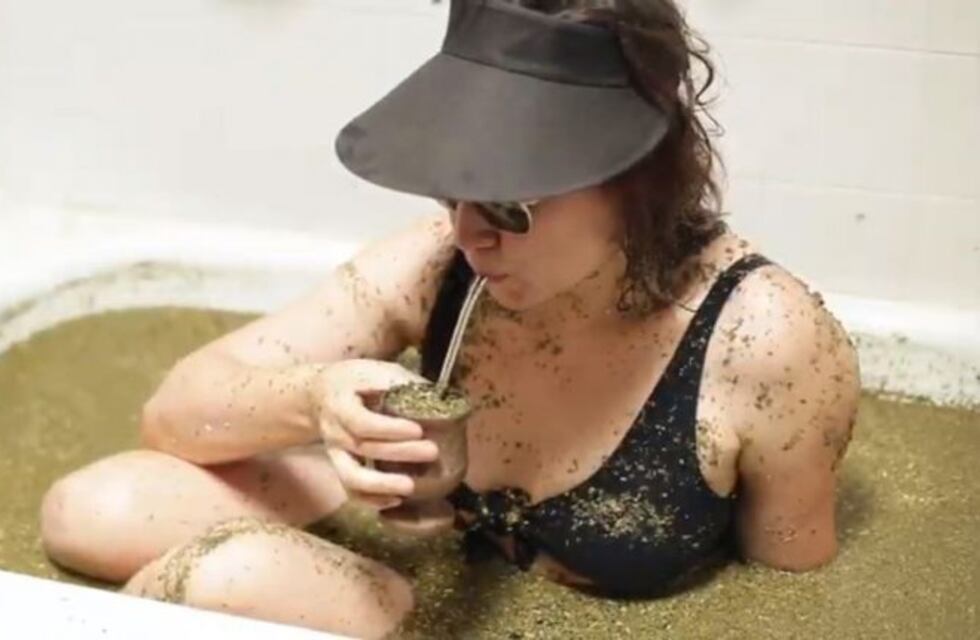 El videoclip viral que reclama la aparición del emoji del mate en WhatsApp