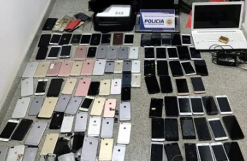 Fueron a buscar un celular robado y encontraron una decena de Iphones sin papeles