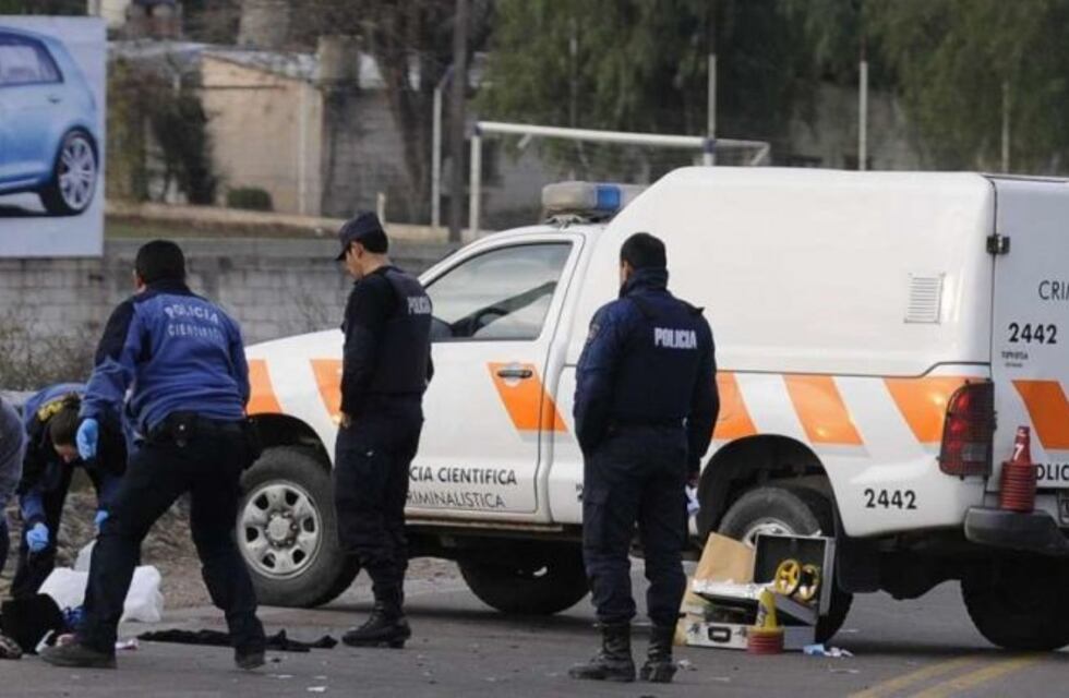 Un auto derrapó y dio tumbos esta madrugada en el Acceso Sur