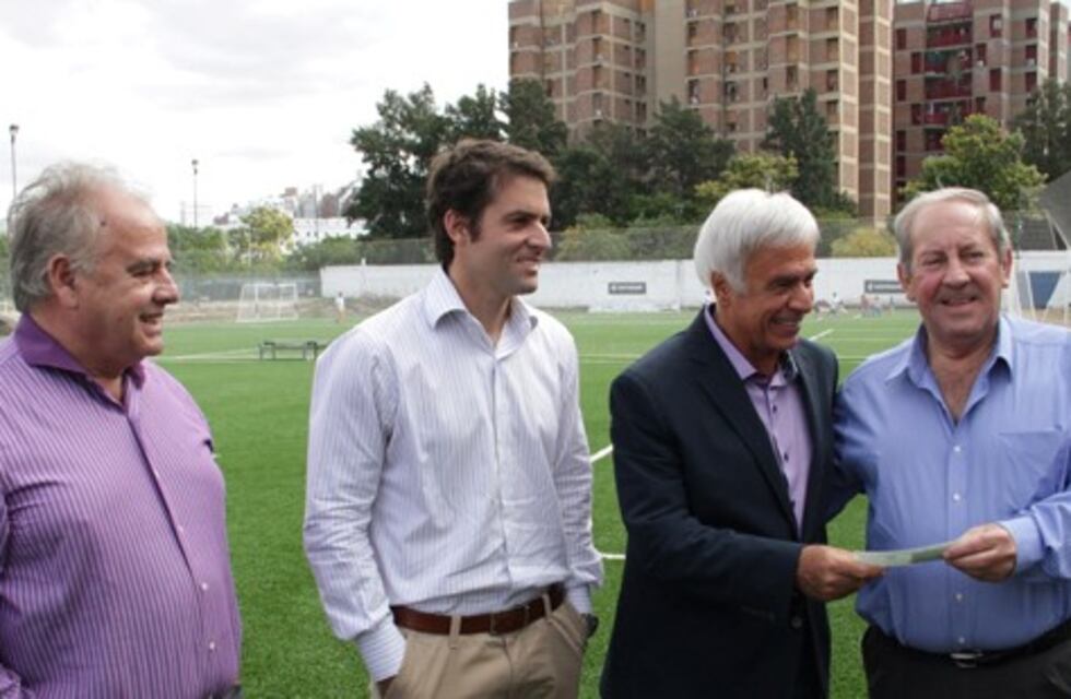 De la Sota, el hincha de Juniors y amante del tenis, el boxeo y los autos