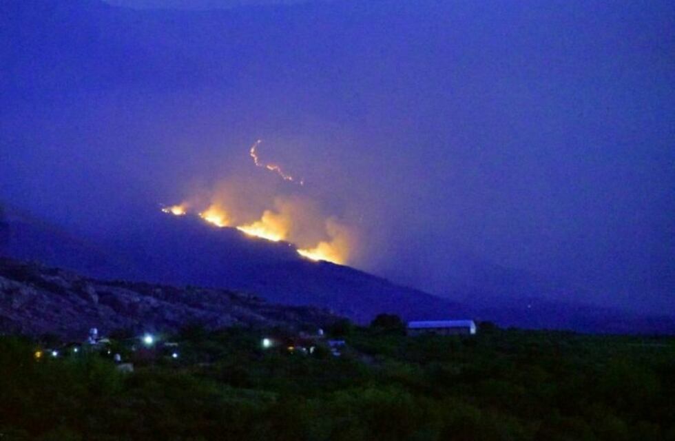 Un avión y un helicóptero ayudarán a combatir el fuego en las Sierras Centrales