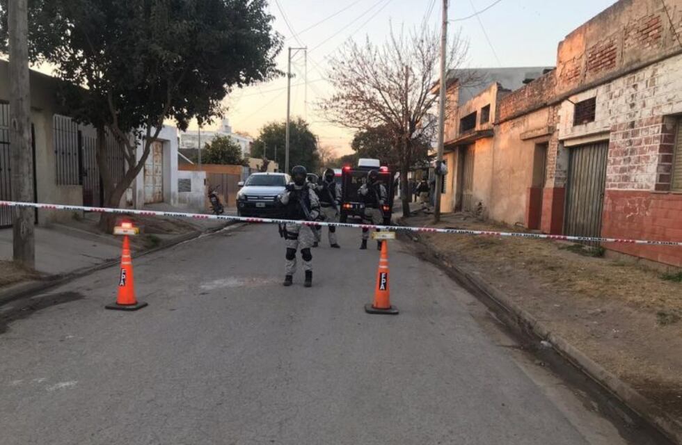 Detuvieron en barrio Comercial a una pareja que vendía drogas: secuestraron más de 100 dosis de cocaína