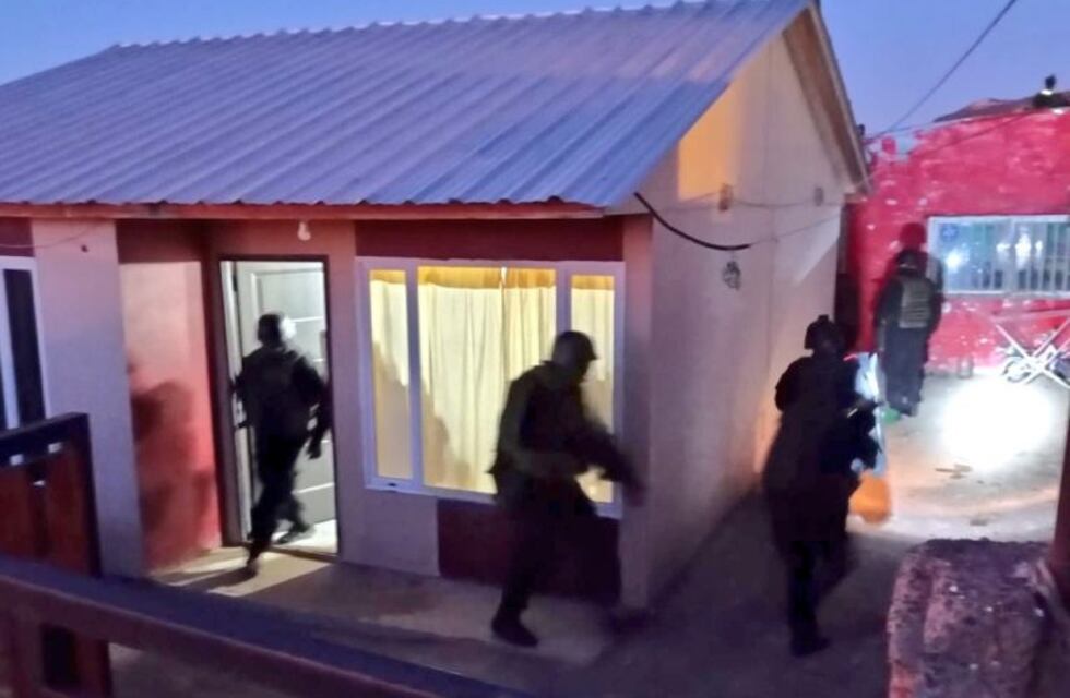 Por pedido de la justicia, Massoni siguió el allanamiento desde la vereda