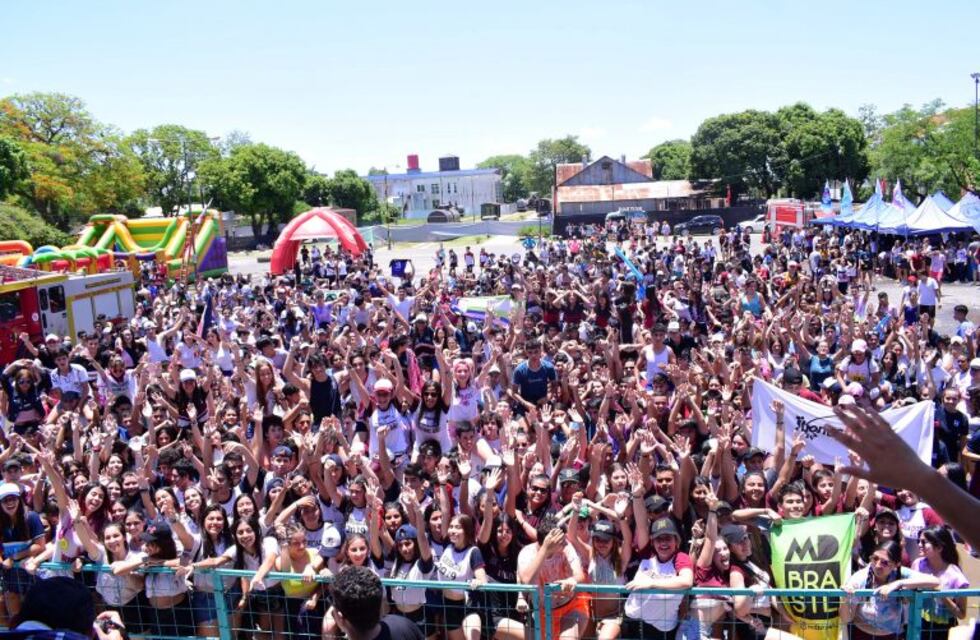 Último día 2019: estudiantes secundarios se despidieron de las clases en el playón municipal