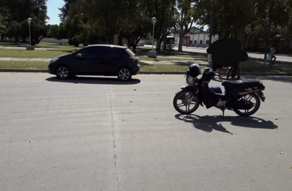 Leones: chocaron un auto y una moto, uno de los conductores sufrió heridas de gravedad