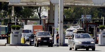 BUENOS AIRES, 09/03/2011, TRABAJADORES DE LAS AUTOPISTAS URBANAS PROTESTAN POR LA AGRESION A UNO DE ELLOS, LEVANTANDO LAS BARRERAS DE LOS PUESTOS DE TRABAJO\u002E FOTO:DYN/LILIANA SERVENTE\u002E buenos aires trabajadores autopistas protesta contra agresion levantan barreras peaje protesta repudio agresion contra trabajador autopista
