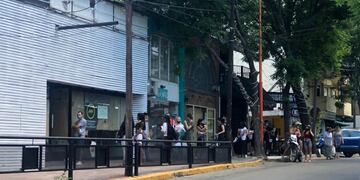 Extensa fila para conseguir trabajo en un resto bar que abrirá sus puertas este verano en Carlos Paz
