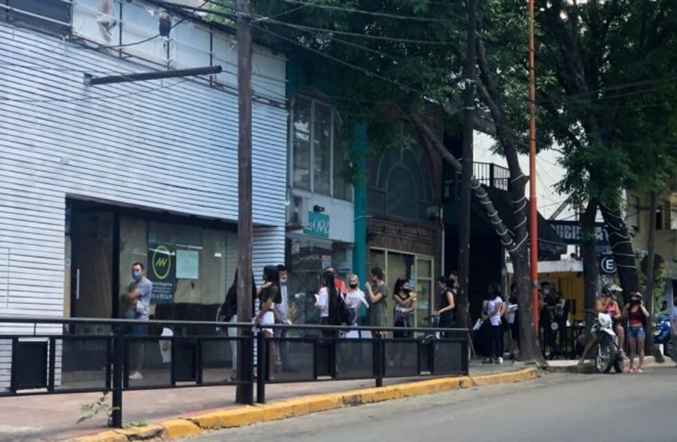 Extensa fila para conseguir trabajo en un resto bar de Carlos Paz