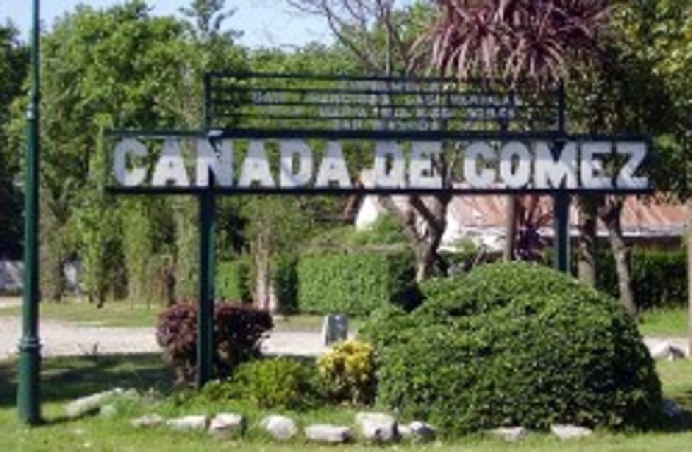 En Cañada de Gómez un hombre acompañado de una mujer con un bebe en brazos sacó un arma y le robó a un peatón