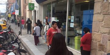 Filas en las veredas de Jujuy, para extraer efectivos de cajeros automáticos