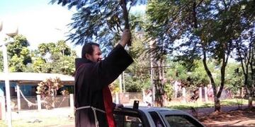 Silvano Jedryka párroco de Puerto Libertad en Misiones bendice los ramos de los fieles\u002E (Gentileza Miguel Garcete)