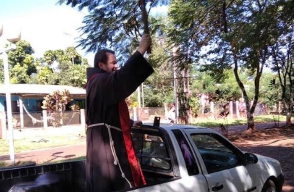 El párroco de Libertad recorrió las calles en camioneta y bendijo los ramos y palmas