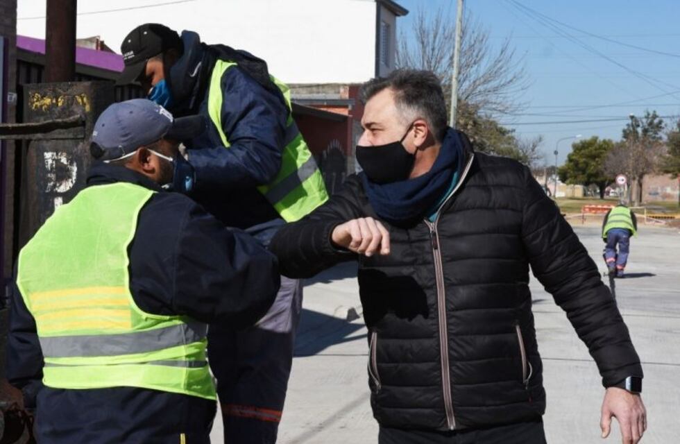 El intendente Luis Castellano recorrió la obra de pavimento