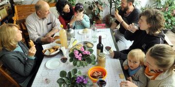 Este domingo será un Día de la Madre atípico, como todo el año, sin autorización para reuniones familiares\u002E