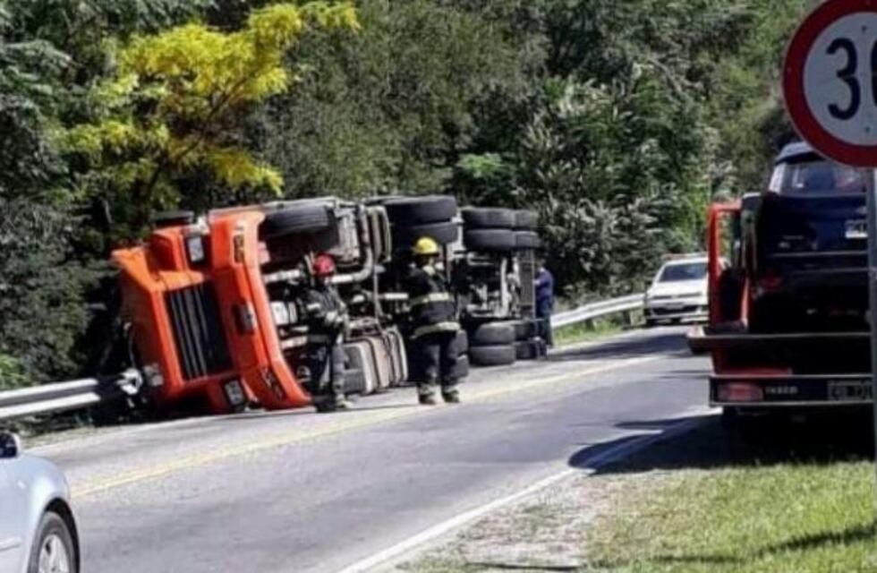 Volcó un camión en el Camino a las 100 curvas