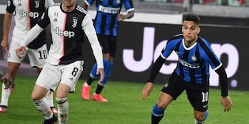 Inter Milan's Argentinian forward Lautaro Martinez (R) controls the ball during the Italian Serie A football match Juventus vs Inter Milan, at the Juventus stadium in Turin on March 8, 2020\u002E - The match is played behind closed doors due to the novel coronavirus outbreak\u002E (Photo by Vincenzo PINTO / AFP)