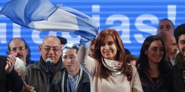 GRA030\u002E BUENOS AIRES, 14/08/2017\u002E- La expresidenta argentina Cristina Fernández de Kirchner, candidata a senadora por Unidad Ciudadana, saluda a sus seguidores en el búnker de campaña en la ciudad de Buenos Aires tras conocer los resultados electorales de las primarias en Argentina\u002E El oficialismo de Argentina obtuvo un triunfo a nivel nacional en las primarias legislativas de este domingo, pero tuvo un reñido resultado en su contienda con la expresidenta en la provincia de Buenos Aires, el mayor distrito electoral del país\u002E EFE/David Fernández