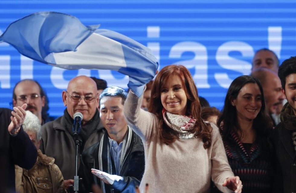 Cristina Kirchner se adjudicó el triunfo y calificó de bochorno la demora en el escrutinio