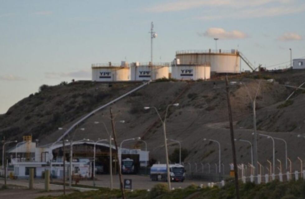Docentes bloquean la playa de tanques de YPF por 48 horas