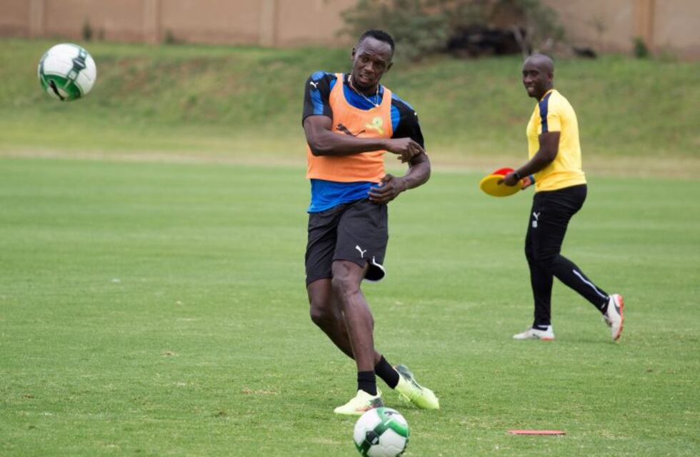 ¿Usain Bolt se pasa al fútbol?